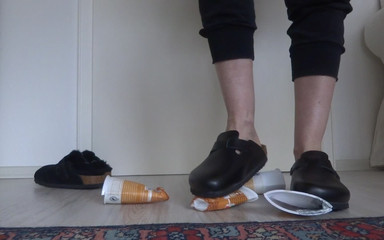 Lady Victoria Valente: Pantofle drtí plastové kelímky