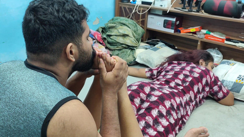 Vaishnavysharunraj: Feet Lick Romance
