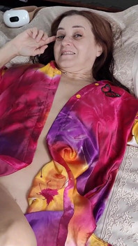Gözlerine masaj yaparken, sevgilisi kocası ona harika seks yaptı!