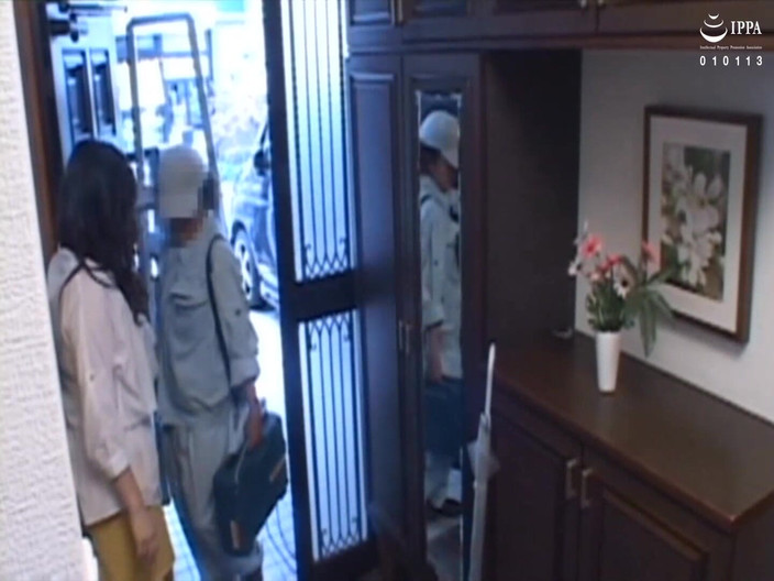 Raptor Inc: Домохозяйка, которая хотела немного большего возбуждения трахнула незнакомца, пока ее муж был поблизости