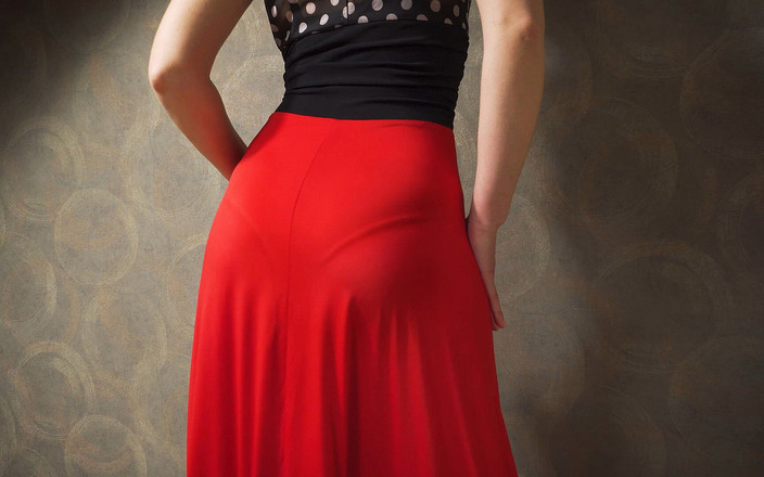 Teasecombo 4K: Milf bollente in abito attillato stuzzica linea collant visibile