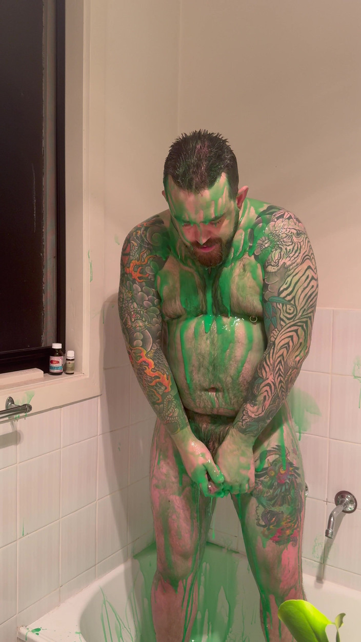 Keller Wolfe: Baculatý medvěd se pokrývá slizem a honí si