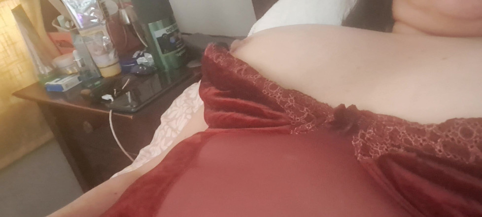 Mommy big hairy pussy: 穿着紧身连衣裤的熟女在身体上奔跑