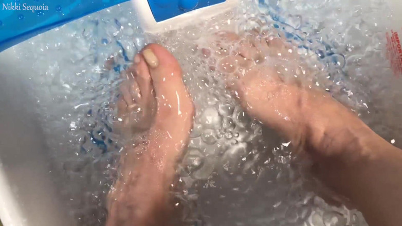Nikki's Fetishes: Foot Soak Toe Wiggle