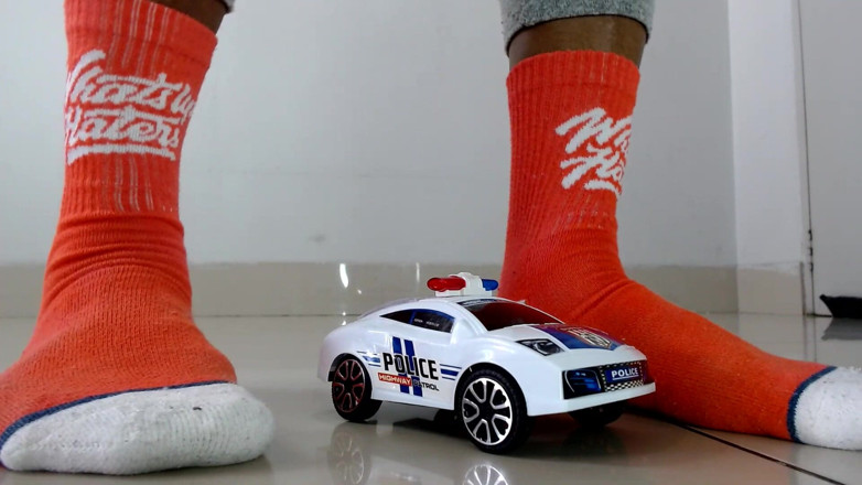 Maeling: Patrouiller les pieds d’une voiture et refouler les seins