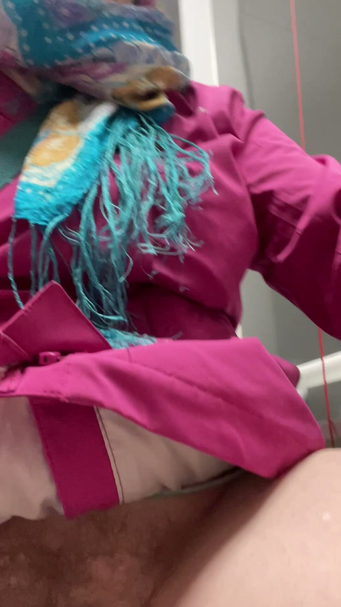 Pissing Paradise: Sexy Nepořádek MILF a Zblízka Pohled Na Její Krásnou Chčijící...