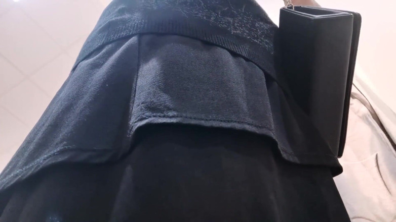 Nicoletta Embassi: Cheng nat slipje in een winkel
