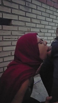 Blowjob at the Entrance of the House Mia Niqab