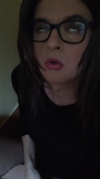 Trans v síťovaných punčochách na růžové posteli