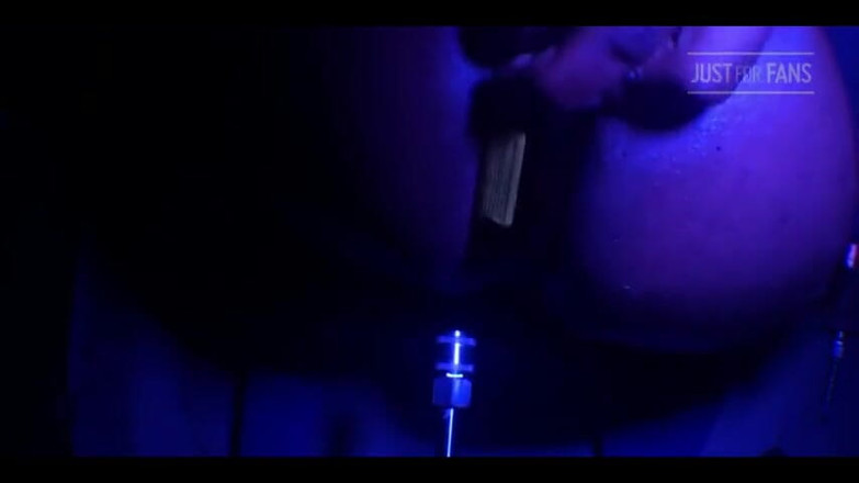 DipsoDeep: Velký čokoládový zadek pod modrými světly.ano Prosím