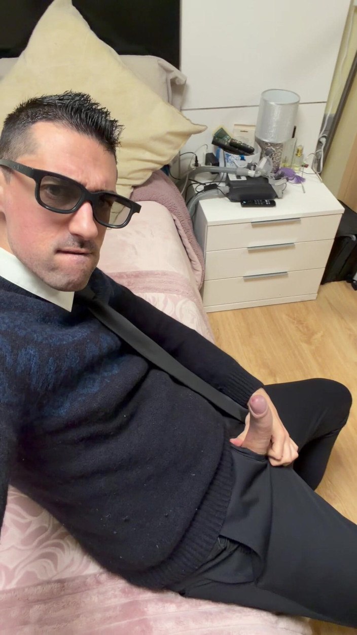 Liam Harding: Stepdaddy Showing off Big Cock and Pissing