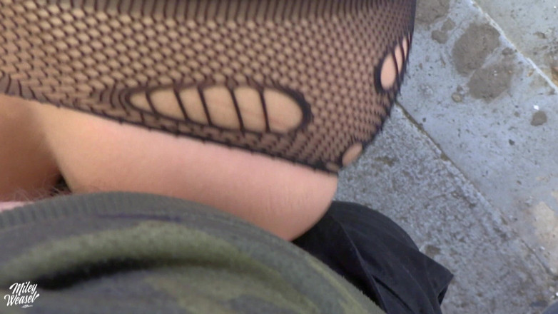 Miley Weasel: Geile blonde neuk hunk geneukt in parkeergarage