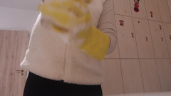 AmayaMori: पीले डिशवॉशिंग दस्ताने पहनी मेरी सौतेली बहन डिल्डो और ढेर सारे गोरे फोम और साबुन के साथ स्नान करती है