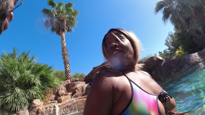 Super Hot Films: Caldo divertimento interrazziale lesbico in piscina