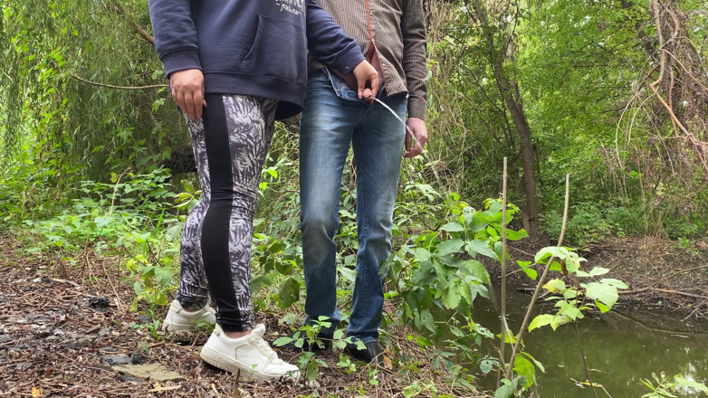 OurFetishLife: MILF de leggings ajuda um estranho a fazer xixi à beira...