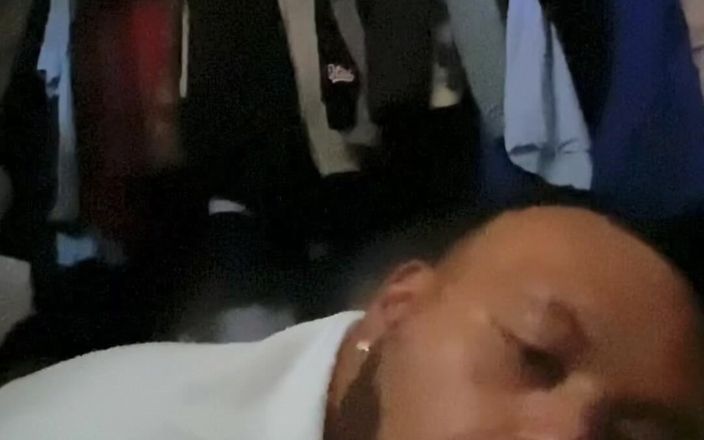 SloppyToppy: Suami straight teman mengundangku untuk menyembahnya