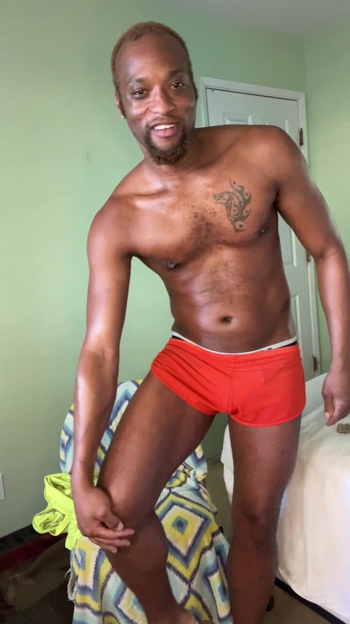 Kennie Jai: 캠에서 팬들을 위한 Kennie Jai 스트립과 쇼