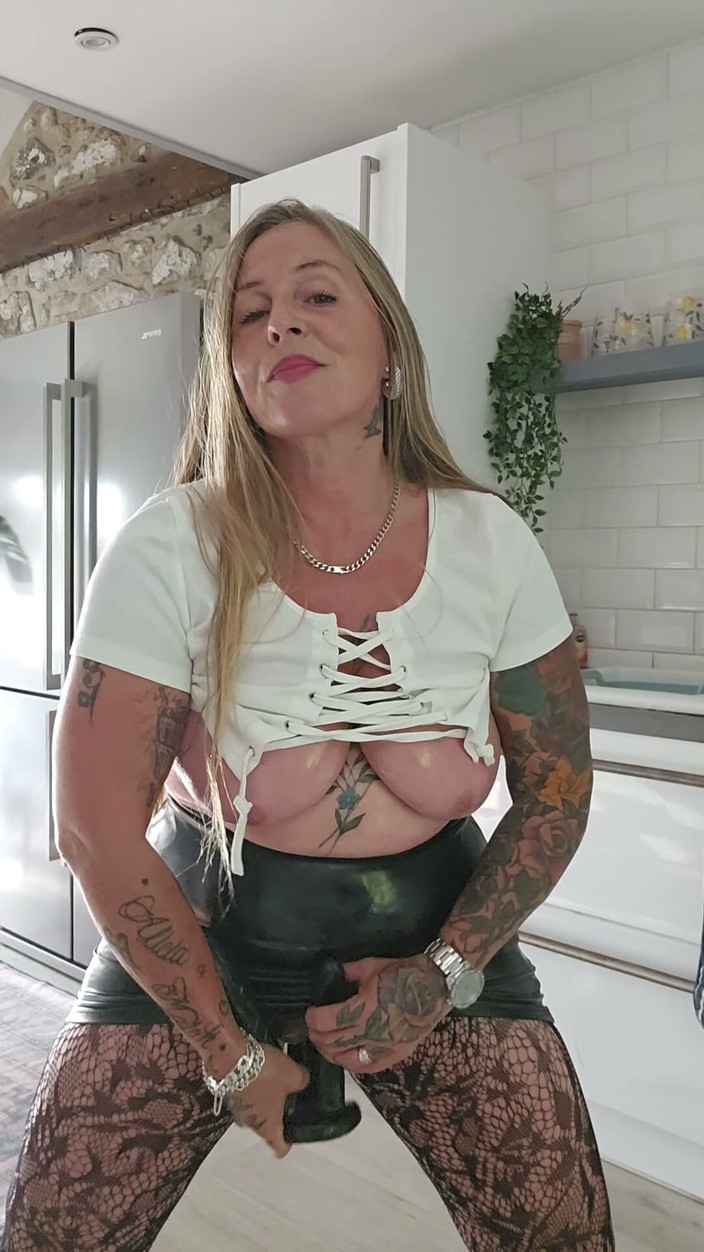 Kitty James: Fur Coat White Laced Squirting Video