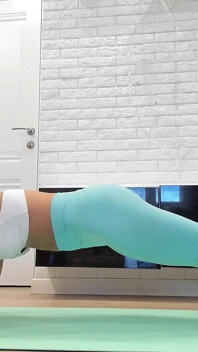 Flexibele yoga stroomt in strakke blauwe legging
