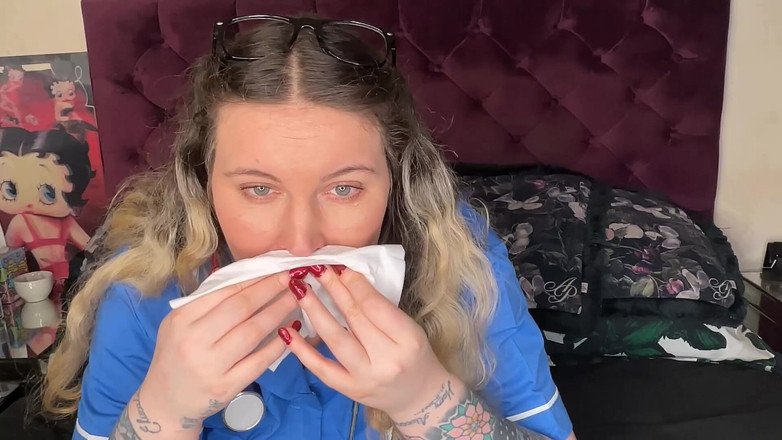 MissFFW: Enfermeira Ffw chupando o nariz e finalmente recebendo um espirro