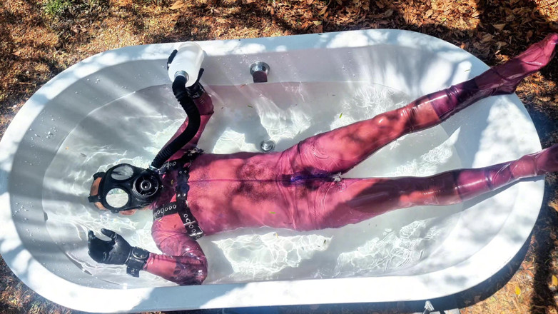 Athos: Purple Drone si hraje ve vaně