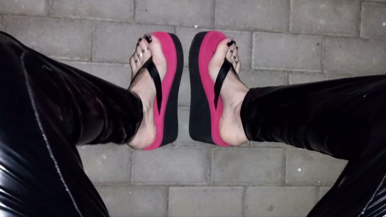 Heelex: Crossdresser in Sexy Flip-flops and Latex Leggings