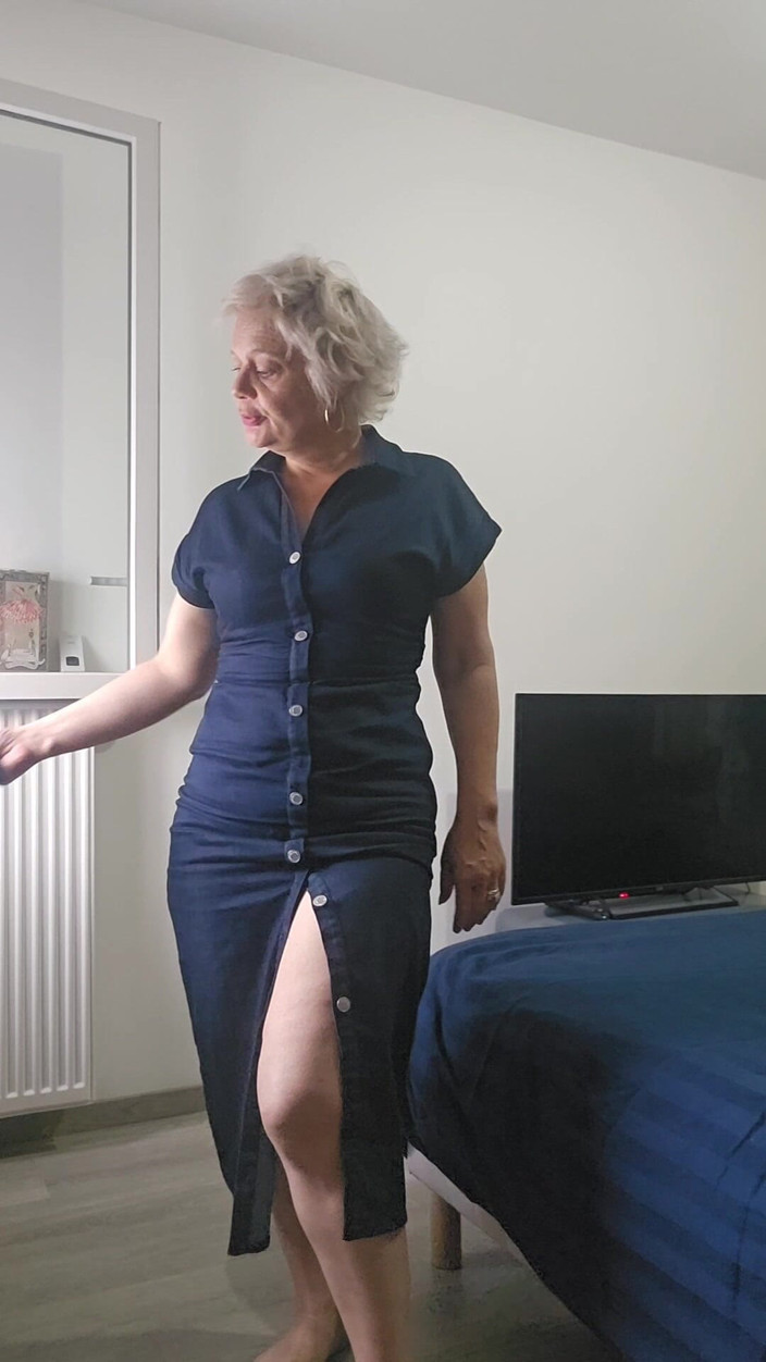 Sofy13: Striptease Seorang MILF Pelacur