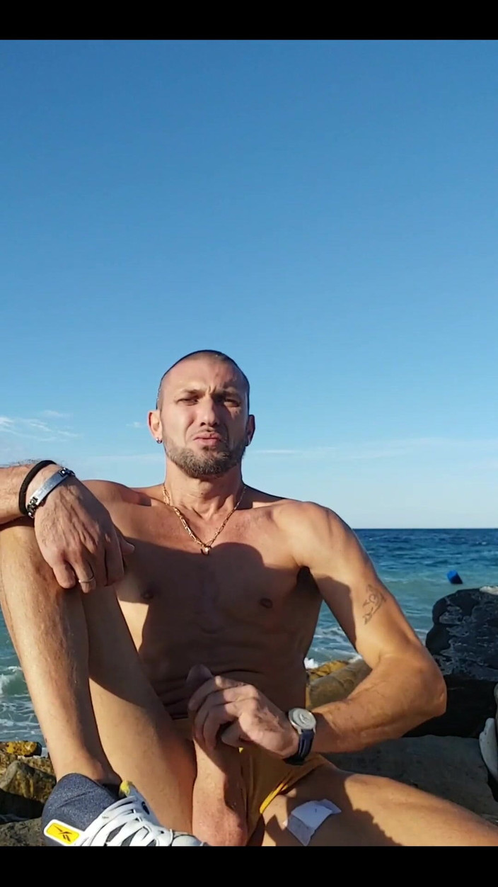 Boy jerking off: In spiaggia