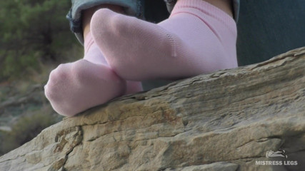 Mistress Legs: Kaki seksi dalam stoking pergelangan kaki merah jambu di pesisir...