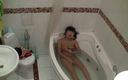 Milfs and Teens: Linda adolescente asiática con tetas pequeñas toma un baño caliente