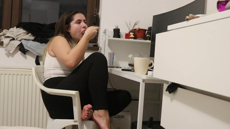 NipsAndStrips: Pète en mangeant à mon bureau