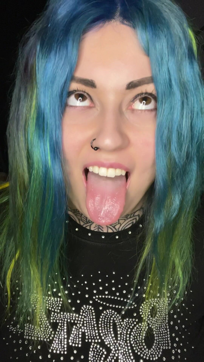 Miss Valentina: Büyük memeli ahegao gotik prenses