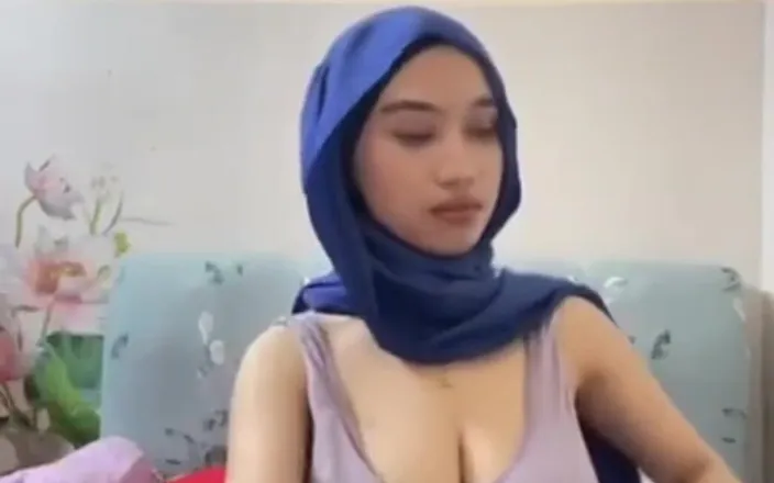 Jilbab69: Masturbazione hijab arrapata con grandi seni naturali