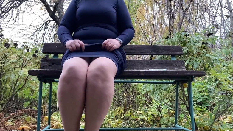 OurFetishLife: विशाल गांड वाली सुडौल चोदने लायक मम्मी अपनी पैंटीज के माध्यम से पेशाब करती है