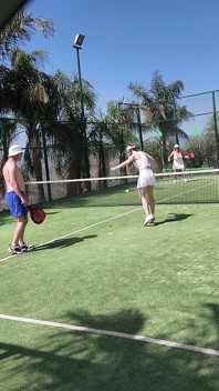 Swingeri maturi în aer liber pe teren de tenis sex în grup invers