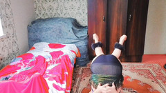 Kitty_Cross: Speelse femboy geniet van koffie in zijdeachtige roze gewaad