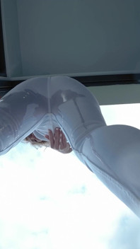 瑞士熟女湿润牛仔裤