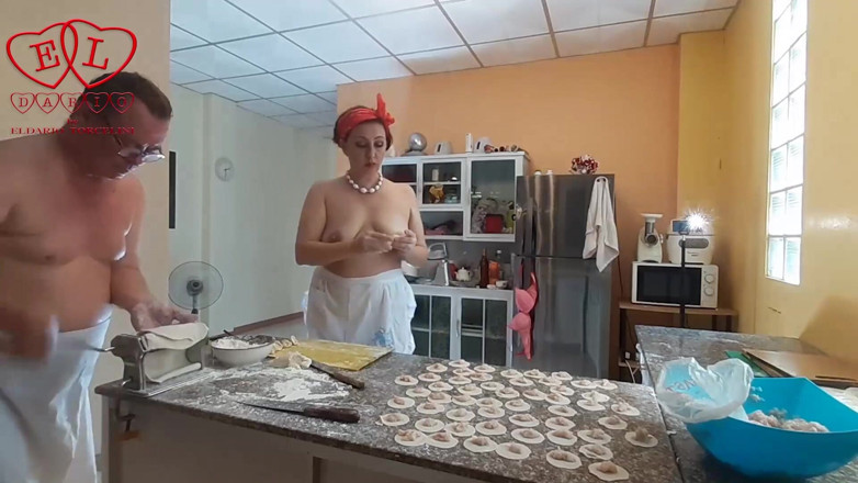 Strange stepfamily: Nudistische haushälterin Regina Noir kocht in der küche. Nacktes zimmermädchen...