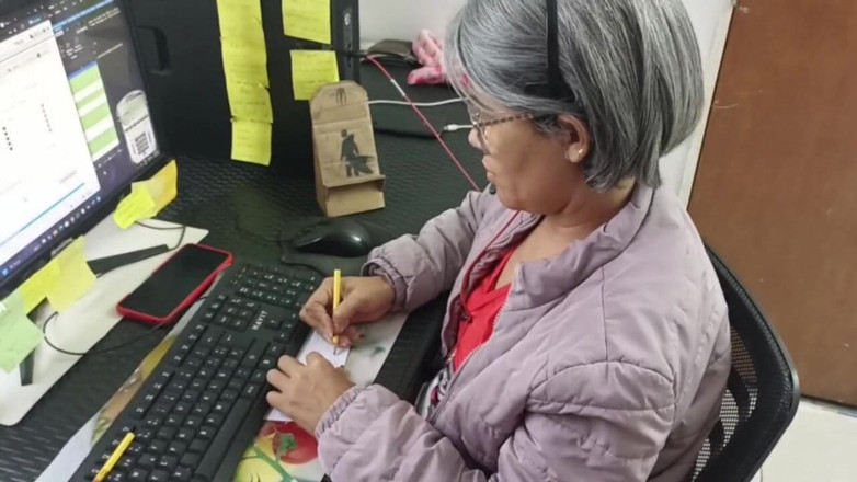 Swingersamateur40: Çalışırken penisini emdiğimde hoşuma gidiyor musun?