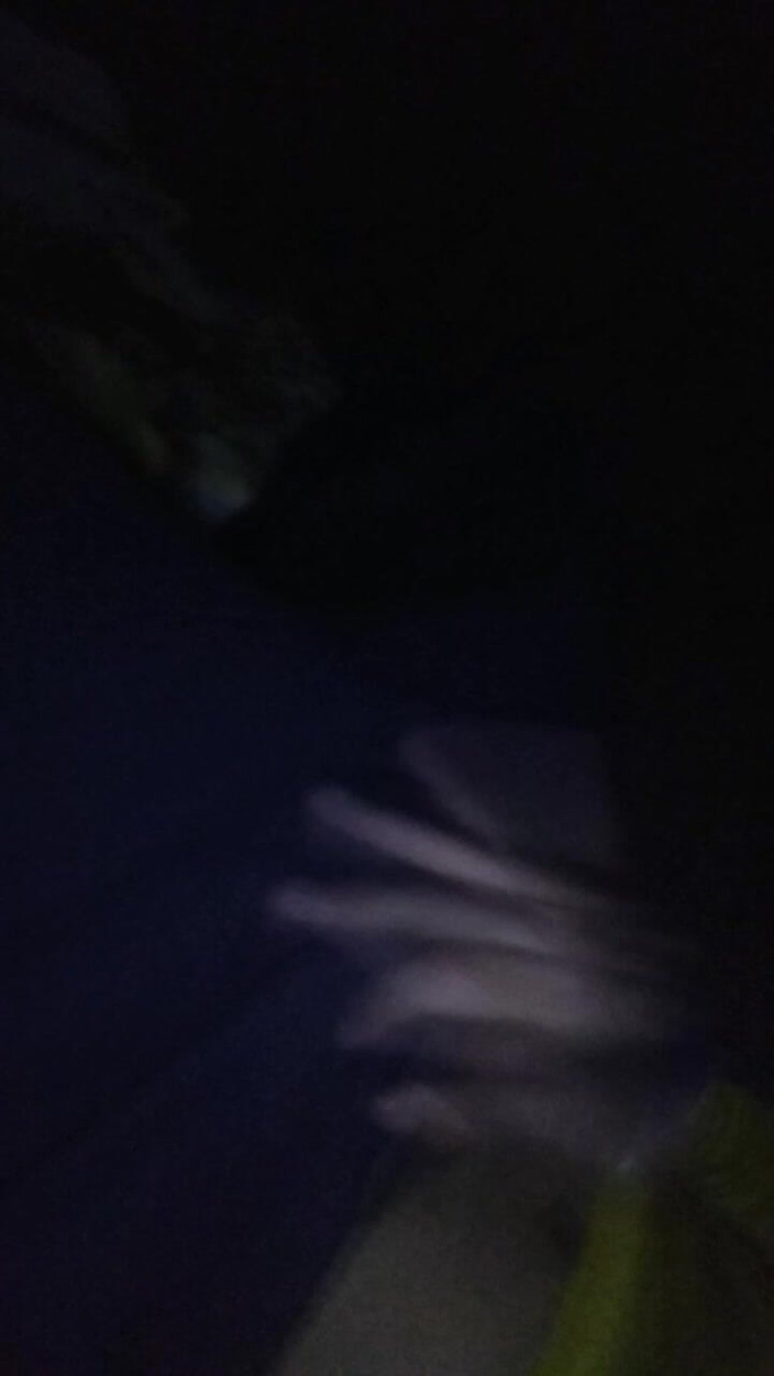 AlexAlejandro13: 性感男人，巨大的鸡巴在沙发上抚摸自己