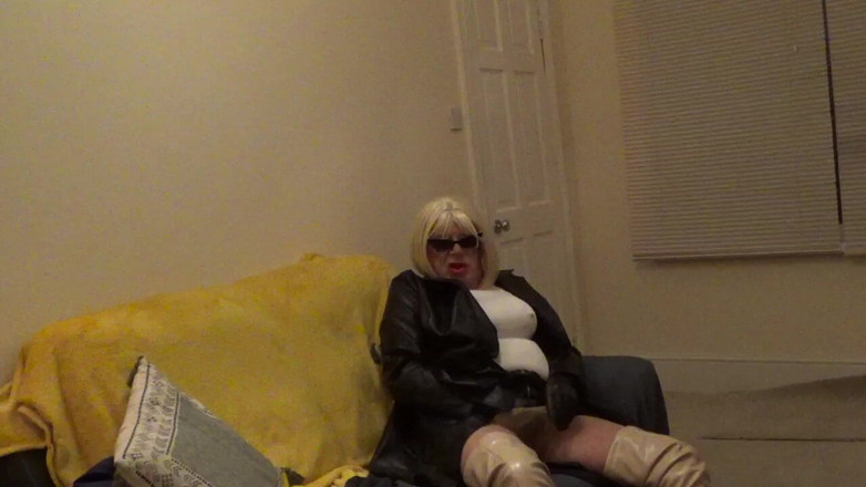 Leather Kirsten: 玩在皮革