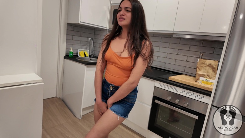 All You Can Fetish: Latina menina desesperada teve que fazer xixi na pia em...