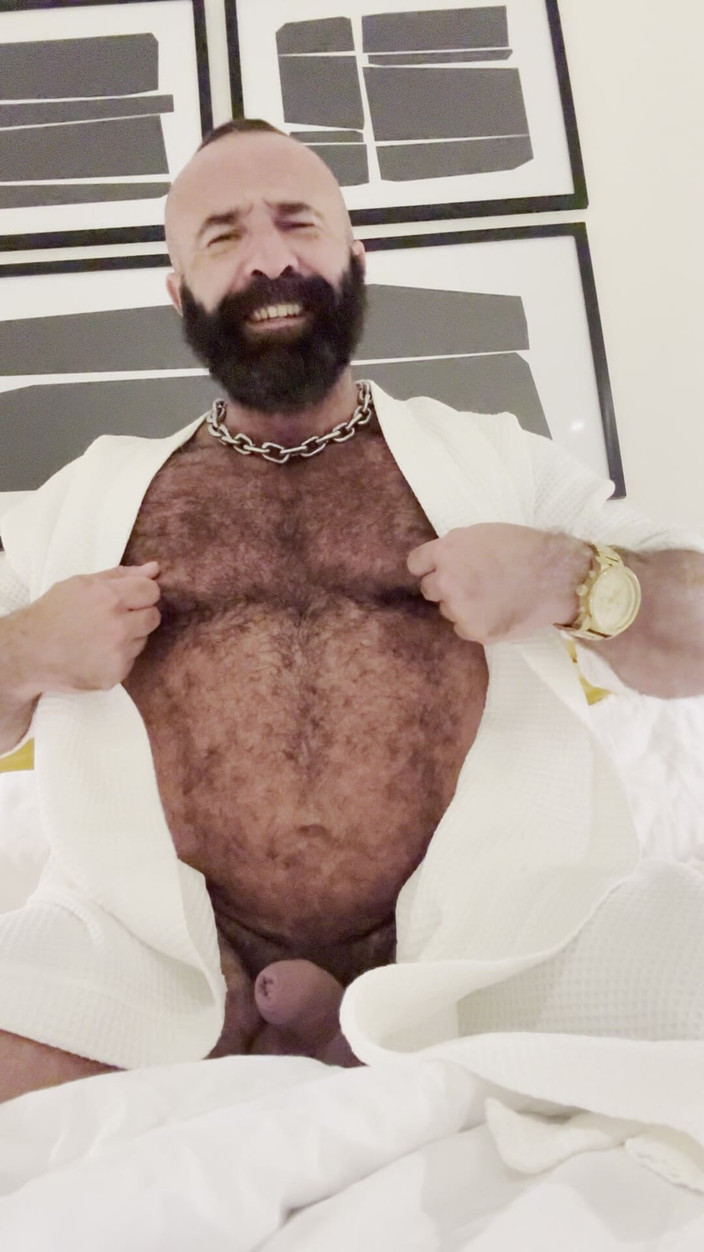 Tyler Rex: 言葉の筋肉のクマは、コックリングと重いボールで彼の大きなチンポをけいれんします