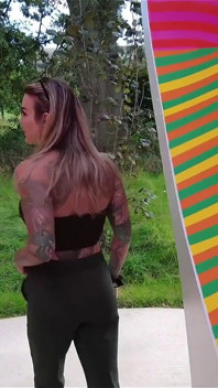 Sexy blonďatá trans holka Lily Adick je ošukaná v lese anglickým Psycho