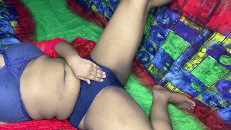 Angoori: Индийская девушка дези Маратхи показывает большие пальцами бхабхи