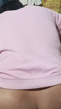 방에서 의붓아들과 섹스하는 배다른 여동생