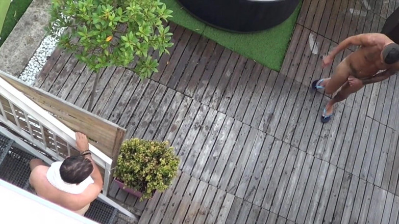 Crunch Boy: Rak pojke sugs av gay latino i utomhus jacuzzy
