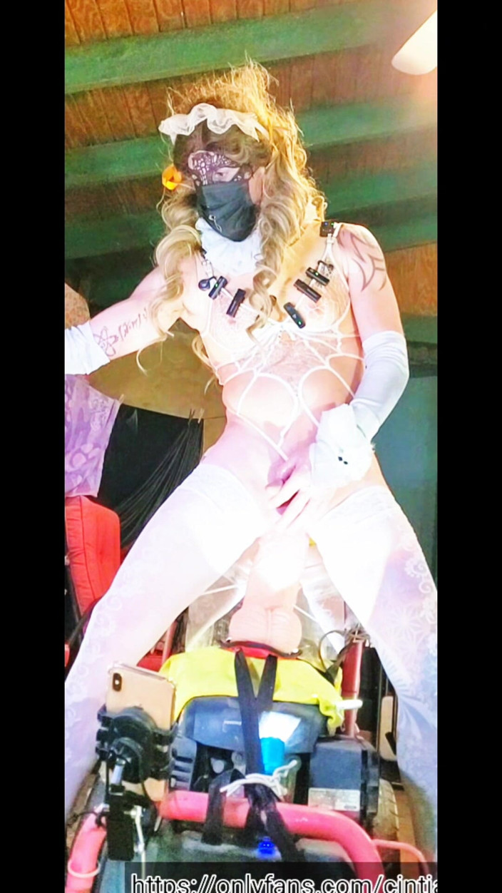 Benito414: Cewek seksi dengan lingerie putih lagi asik ngentot dildo ukuran...