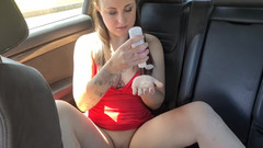 InkedButterfly69: Masturbuje s vibrátorem a robertkem na zadním sedadle auta