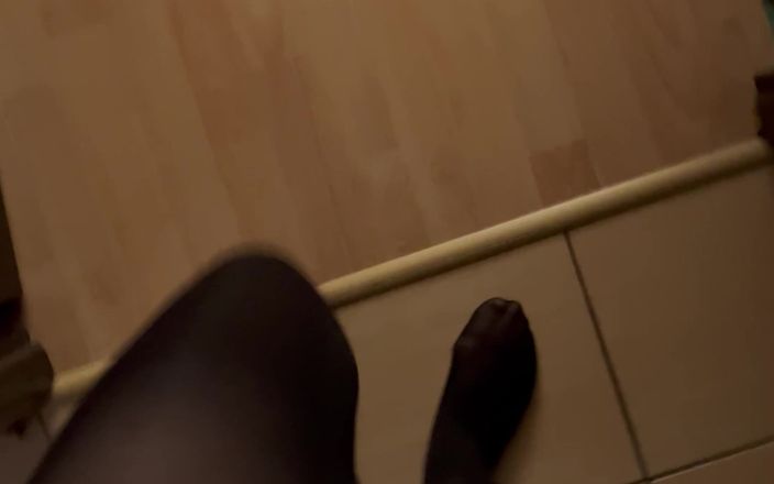 Feet: POV : marcher dans des collants noirs